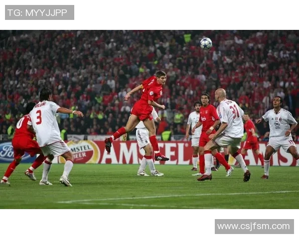 足球明星后卫的精彩瞬间展现他们在赛场上的英勇与风采 足球明星后卫的精彩瞬间展现他们在赛场上的英勇与风采